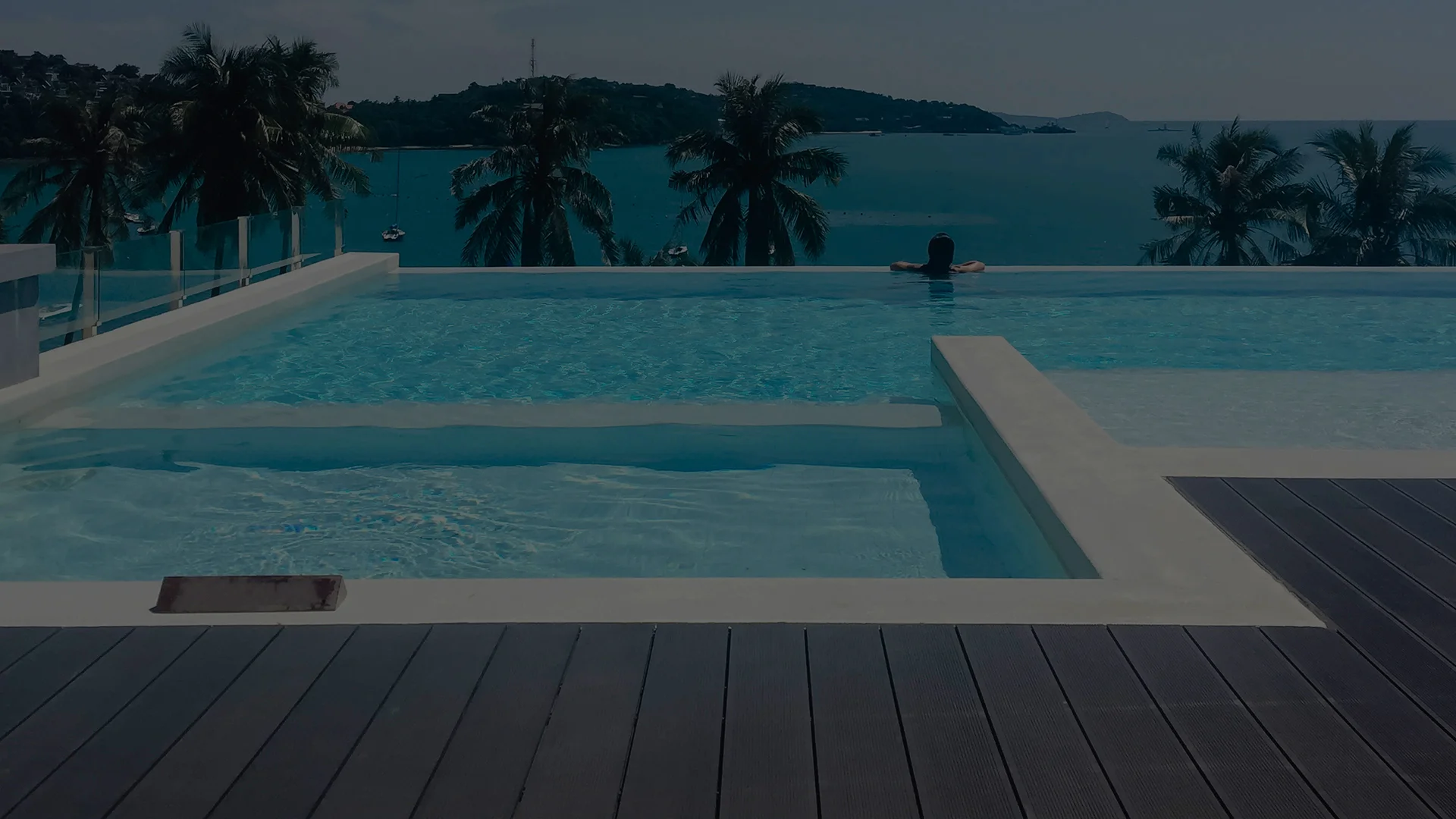 Piscina moderna con vista al mar