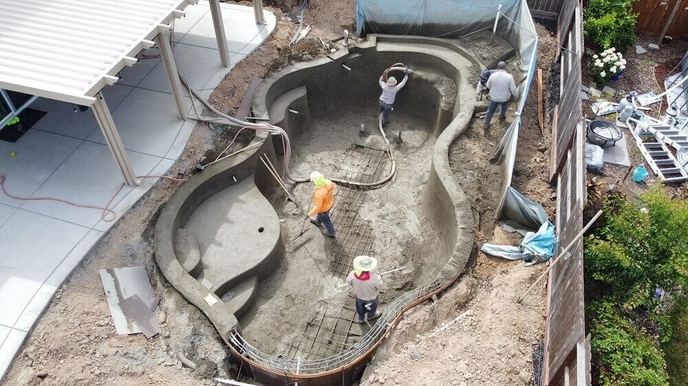 7 Errores Frecuentes al Construir una Piscina (y Cómo Evitarlos con un Profesional)