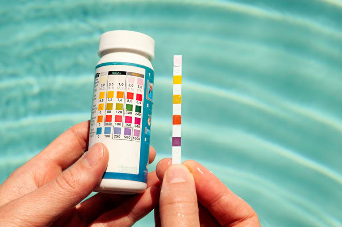 ¿Cómo subir o bajar el pH del agua de tu piscina? Guía paso a paso