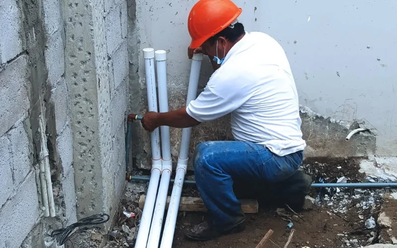 Instalación hidráulica de piscinas y jacuzzis en Guayaquil, Samborondón, Quito y a nivel nacional: sistemas avanzados de tuberías y conexión para eficiencia y durabilidad