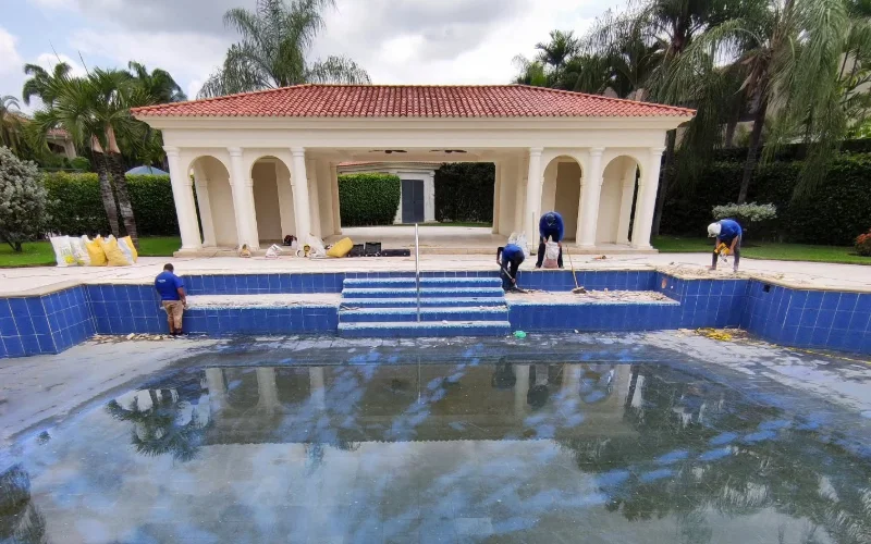 Reparación profesional de piscinas en Guayaquil, Samborondón, Quito y a nivel nacional: solución de fugas, grietas, problemas eléctricos y mantenimiento estructural