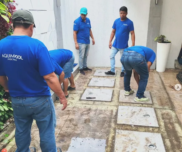 Equipo de Aquimpool trabajando